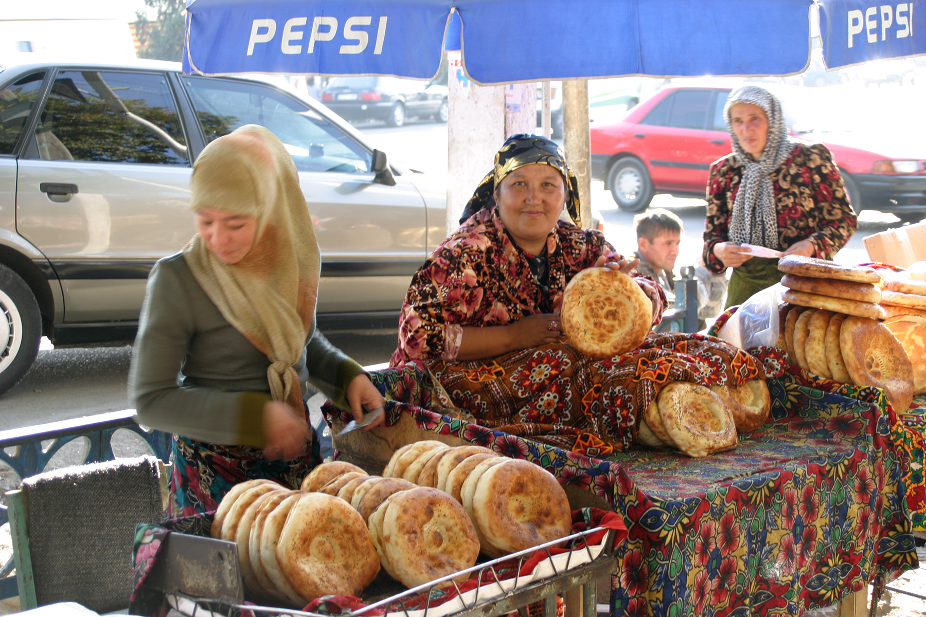 Brotverkäuferinnen auf dem Markt von Osh, Kirgistan, 2006