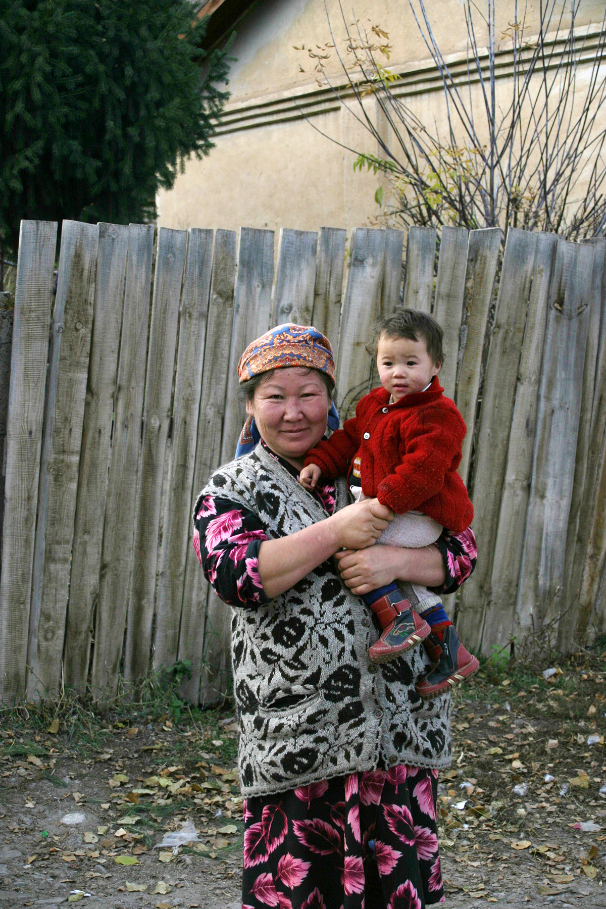 Frau mit ihrem Enkel in Karakol, Kirgistan, 2006 Frau mit ihrem Enkel in Karakol, Kirgistan, 2006