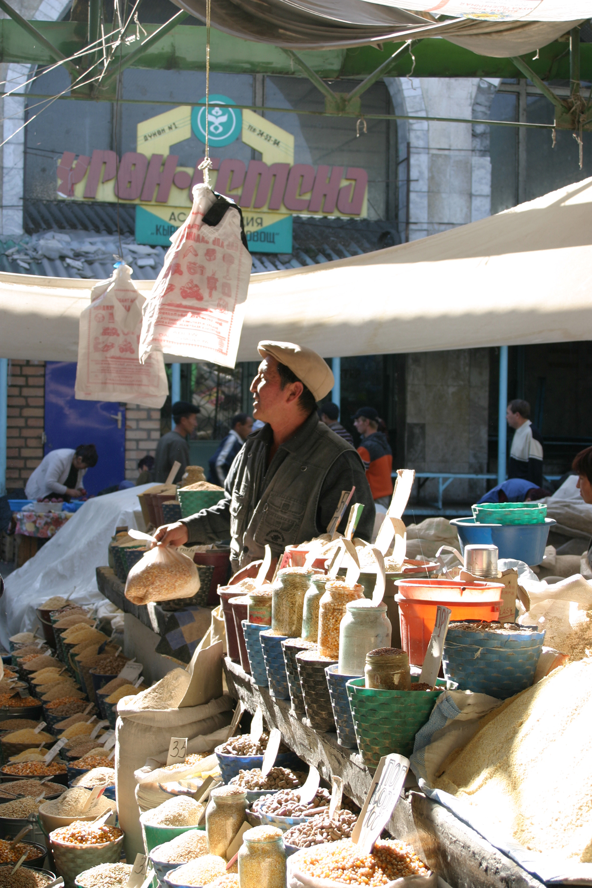 Händler auf dem Osh-Basar in Bishkek, Kirgistan, 2006 Händler auf dem Osh-Basar in Bishkek, Kirgistan, 2006