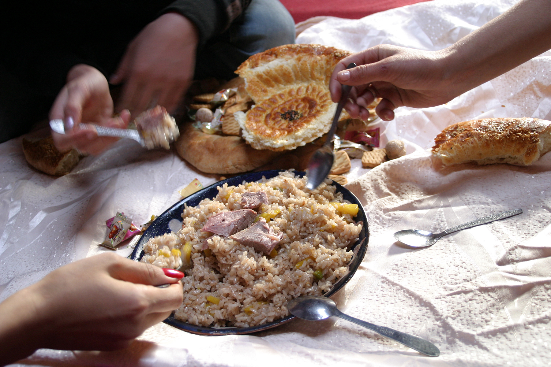 Gemeinsam essen, Taigeraiv, Südkirgistan, 2007 Gemeinsam essen, Taigeraiv, Südkirgistan, 2007